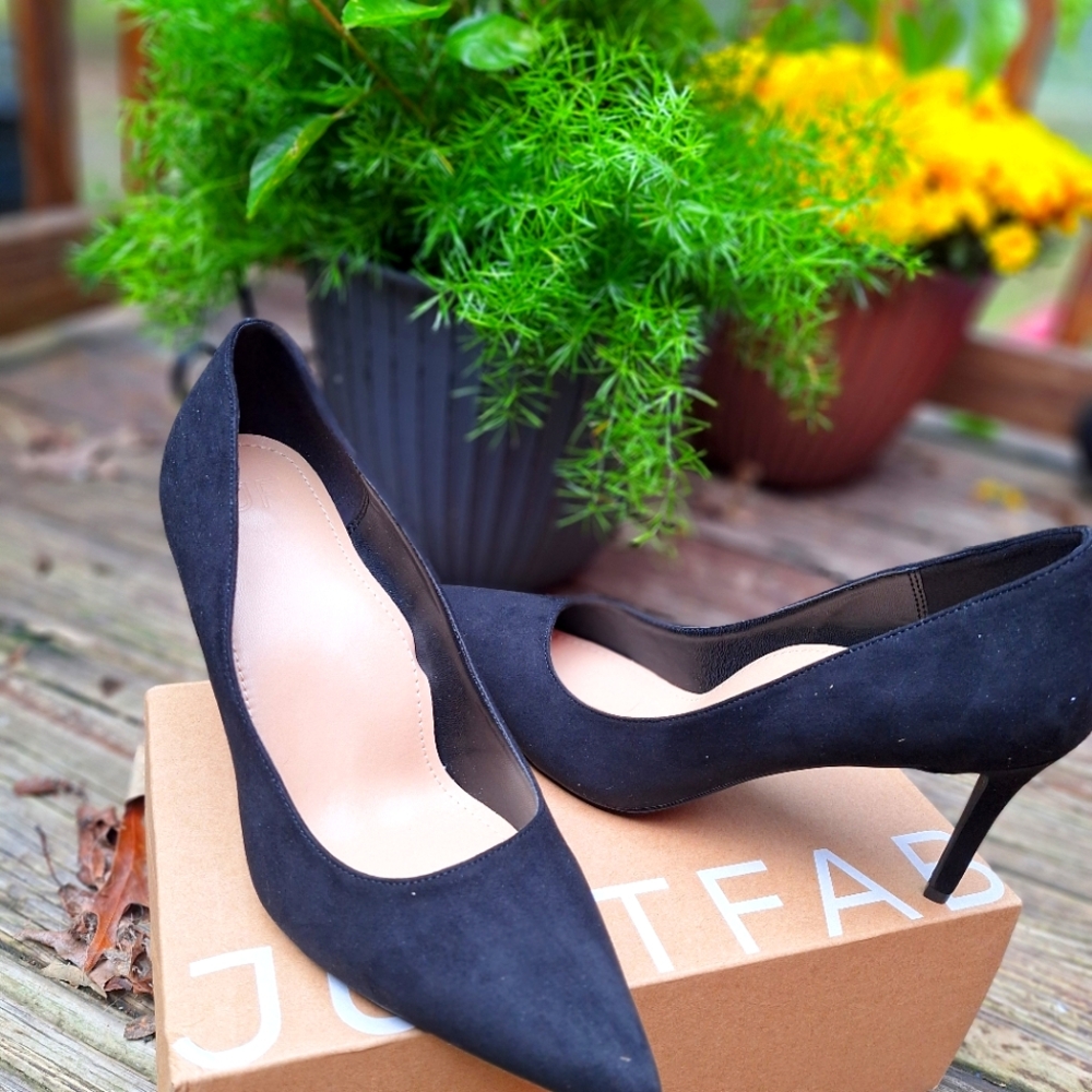 NEW Black kitten heels Size 10 Traditional Black Heel!
